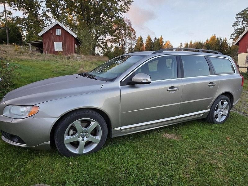 Brun Begagnad 2010 Volvo V70 Momentum Kombi | 54 000 kr (Marknadspris) - Bild 1/4