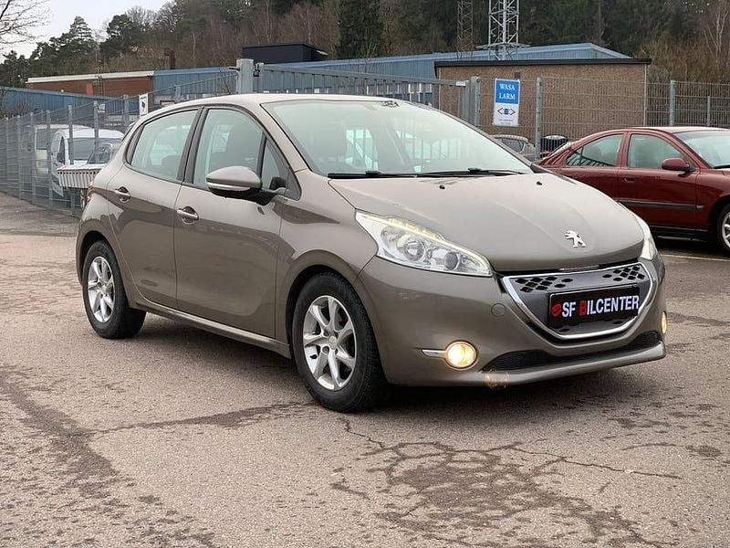 Begagnad Peugeot 208 68 HK (50 kW) 2012 Ljusgrå (grå) Halvkombi