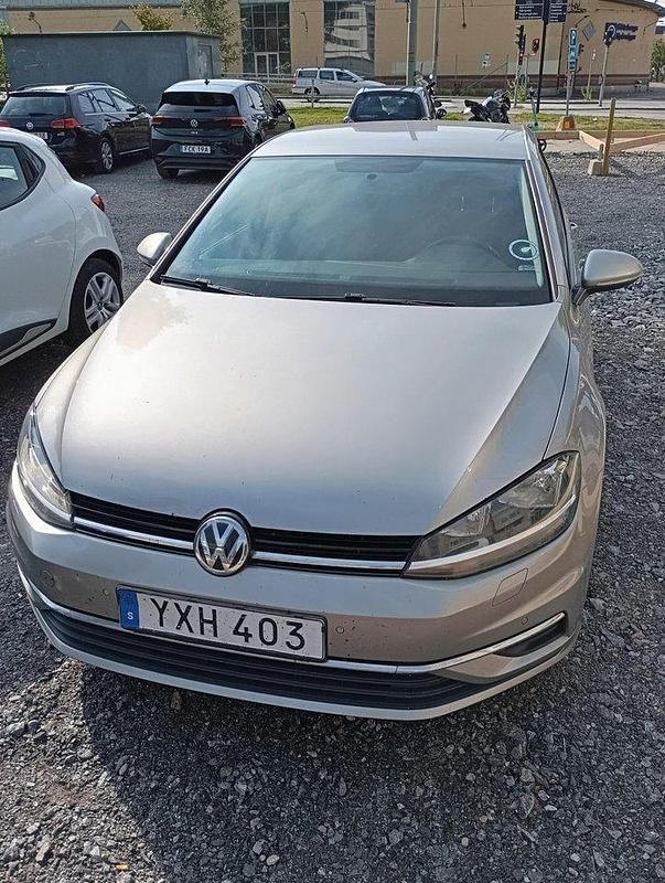 Silver Begagnad 2019 VW Golf VII Halvkombi | 142 000 kr (Marknadspris) - Bild 1/4
