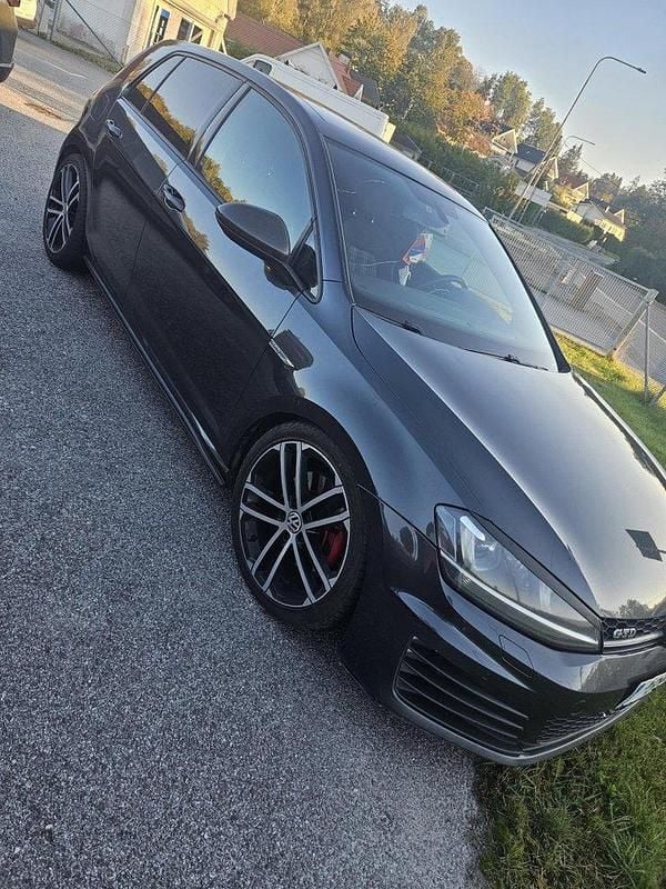 Grå Begagnad 2015 VW Golf VII GTD Halvkombi | 145 000 kr (Lite dyr) - Bild 1/4