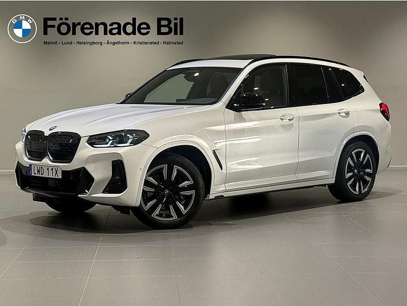 Vit Begagnad 2024 BMW iX3 M Sport SUV | 559 000 kr (Marknadspris) - Bild 1/4