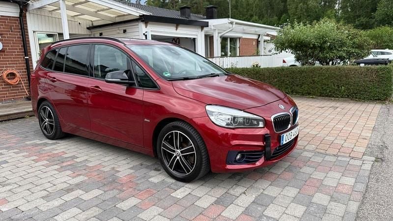 Röd Begagnad 2016 BMW 220 Gran Tourer Sport Line Minibuss | 144 500 kr (Marknadspris) - Bild 1/4
