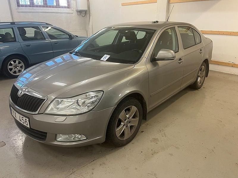 Ljusbrun Begagnad 2010 Skoda Octavia Elegance Halvkombi | 20 000 kr - Bild 1/4