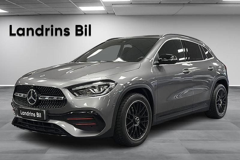 Bergsgrå metallic Begagnad 2020 Mercedes GLA200 AMG Edition 1 SUV | 329 000 kr (Marknadspris) - Bild 1/4