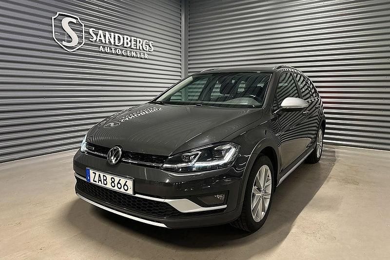 Mörkgrå Begagnad 2017 VW Golf Alltrack Kombi | 194 500 kr (Marknadspris) - Bild 1/4