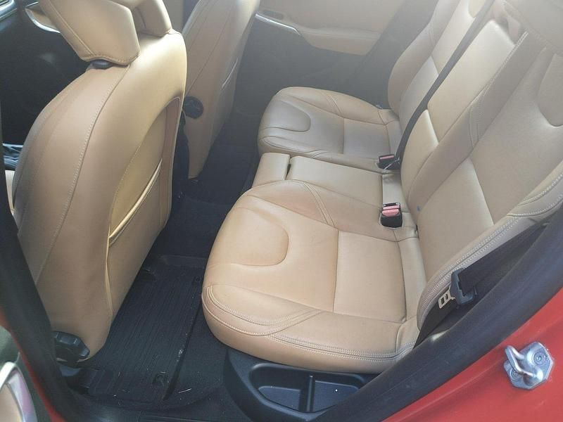 Röd Begagnad 2016 Volvo V40 CC Summum Kombi | 155 000 kr (Marknadspris) - Bild 1/4