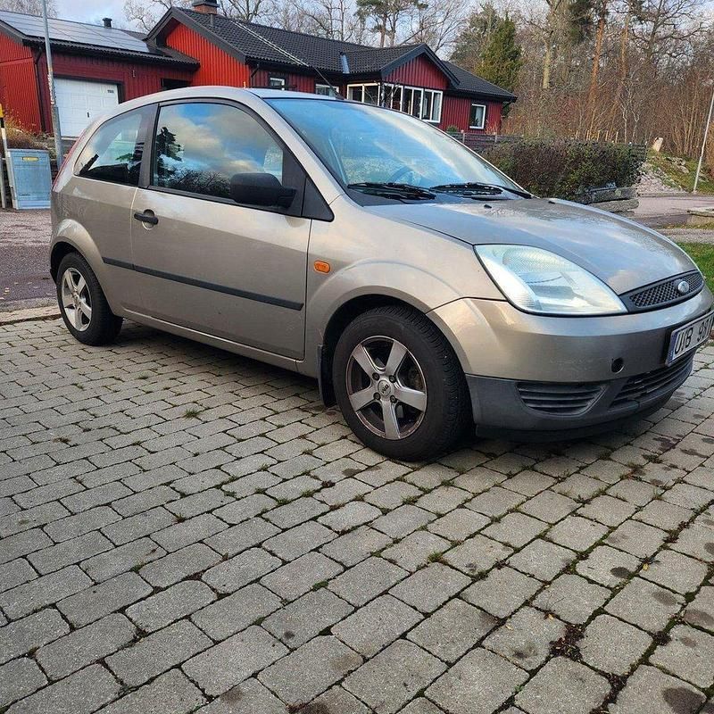 Blå Begagnad 2004 Ford Fiesta Halvkombi | 5 000 kr (Superpris) - Bild 1/3