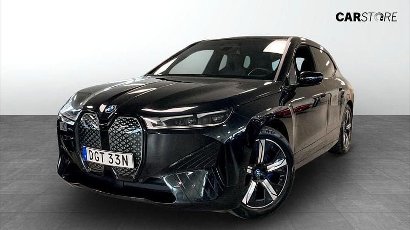 Svart Begagnad 2022 BMW iX SUV | 649 900 kr (Marknadspris) - Bild 1/4