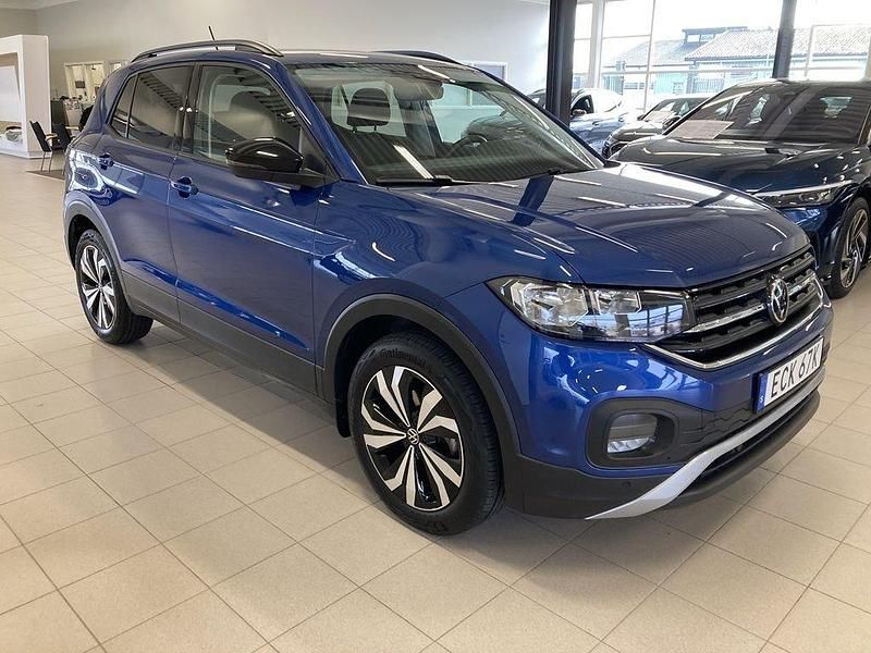 Blå (reef blue metallic) Begagnad 2022 VW T-Cross Life SUV | 174 900 kr (Marknadspris) - Bild 1/4