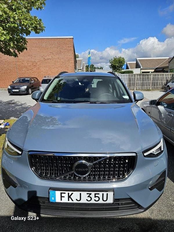 Grå Begagnad 2023 Volvo XC40 Kinetic SUV | 329 000 kr (Marknadspris) - Bild 1/4