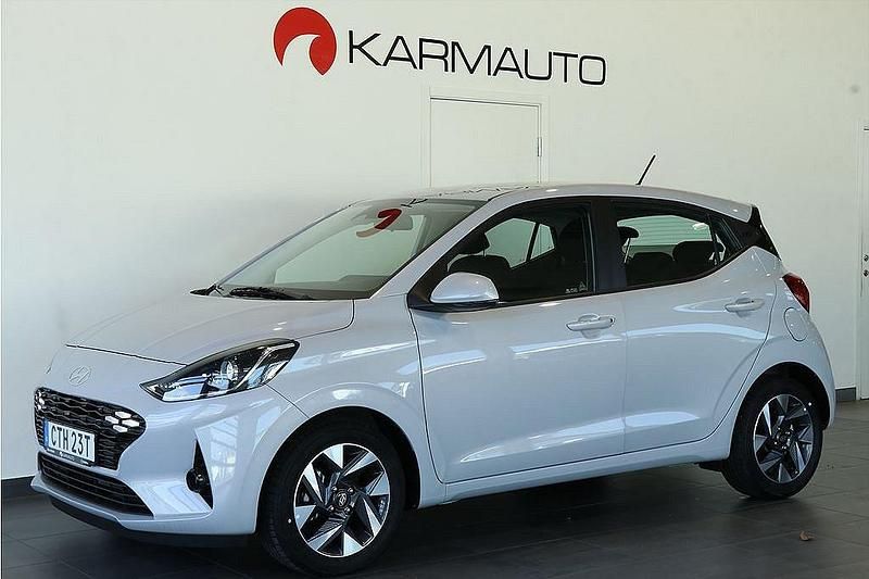 Grå Begagnad 2024 Hyundai i10 Halvkombi | 169 900 kr (Marknadspris) - Bild 1/4
