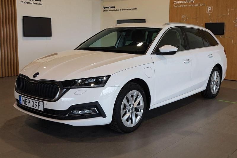 Vit Begagnad 2021 Skoda Octavia Style Kombi | 268 800 kr (Marknadspris) - Bild 1/3