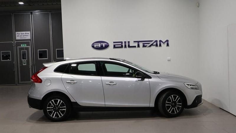 Begagnad Volvo V40 CC Momentum 152 HK (111 kW) 2018 Silver metallic Kombi