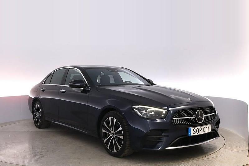 Blå Begagnad 2022 Mercedes E300 AMG line Sedan | 409 000 kr (Marknadspris) - Bild 1/4