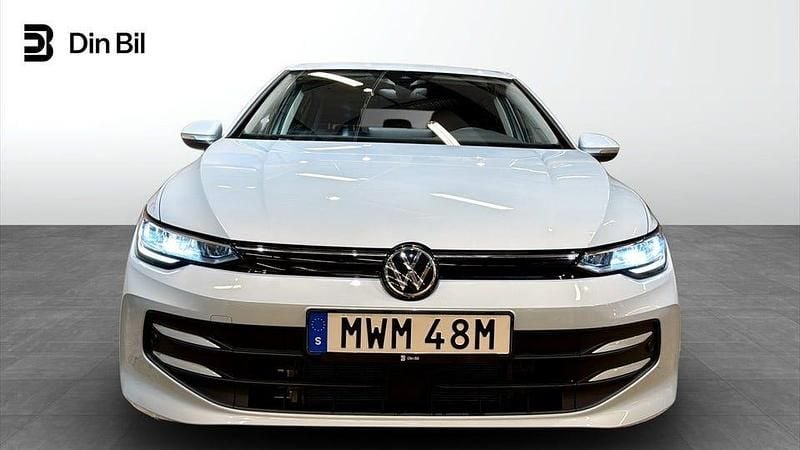 Begagnad VW Golf VIII Life 150 HK (110 kW) 2024 Crystal ice blue metallic Halvkombi