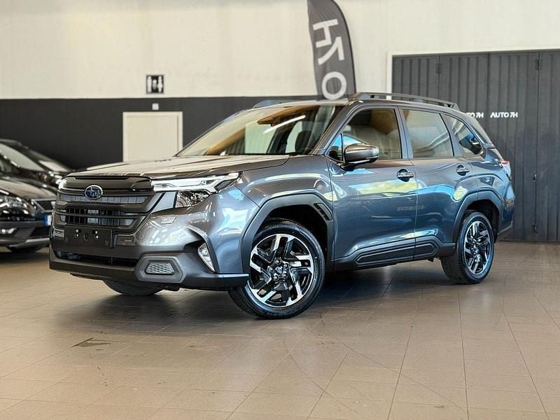 Grå Ny 2025 Subaru Forester SUV | 423 800 kr (Bra pris) - Bild 1/4