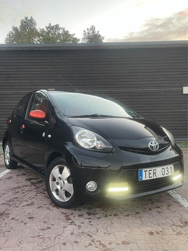Svart Begagnad 2012 Toyota Aygo Halvkombi | 59 900 kr (Bra pris) - Bild 1/4