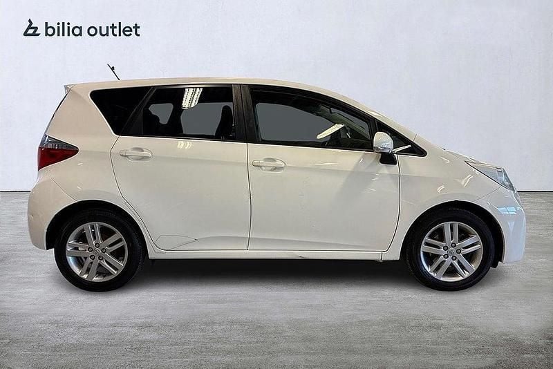 Begagnad Toyota Verso-S 99 HK (72 kW) 2012 Vit Minibuss