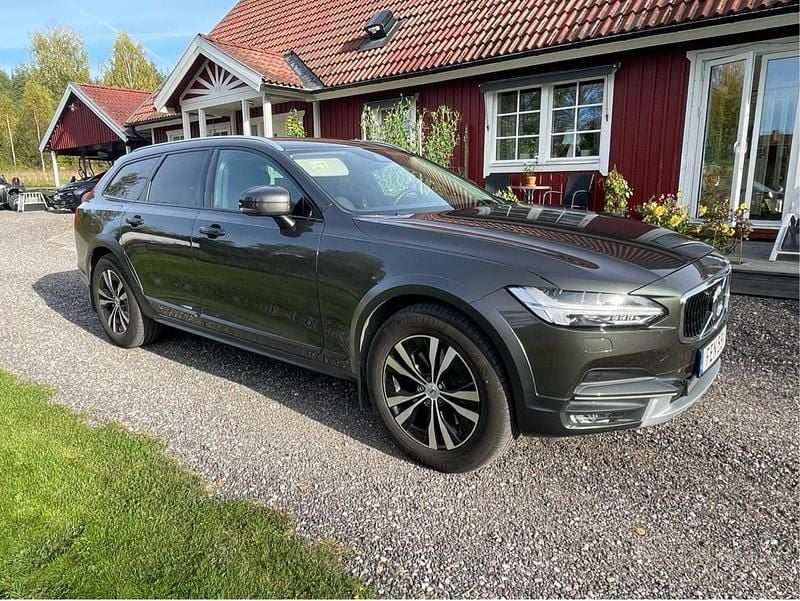 Grå Begagnad 2018 Volvo V90 CC Momentum Kombi | 265 000 kr (Bra pris) - Bild 1/4