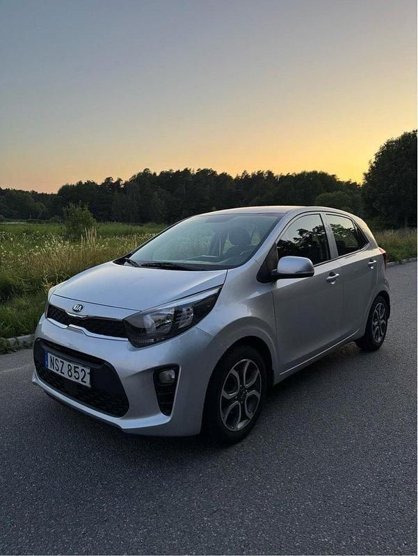 Grå Begagnad 2018 Kia Picanto Advance Halvkombi | 72 900 kr (Marknadspris) - Bild 1/4