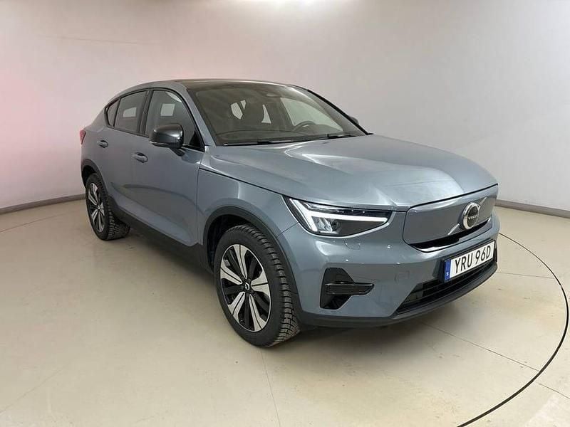 Grå Begagnad 2023 Volvo C40 Core SUV | 324 900 kr (Bra pris) - Bild 1/4
