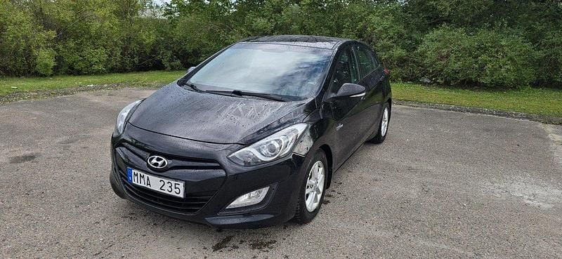 Svart Begagnad 2014 Hyundai i30 Halvkombi | 53 000 kr (Marknadspris) - Bild 1/4
