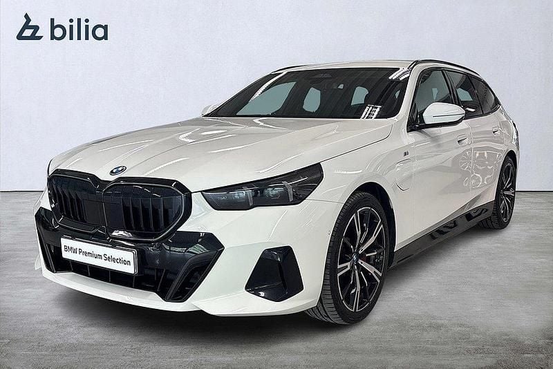 Vit Begagnad 2024 BMW 530e M Sport Kombi | 659 900 kr (Superpris) - Bild 1/3
