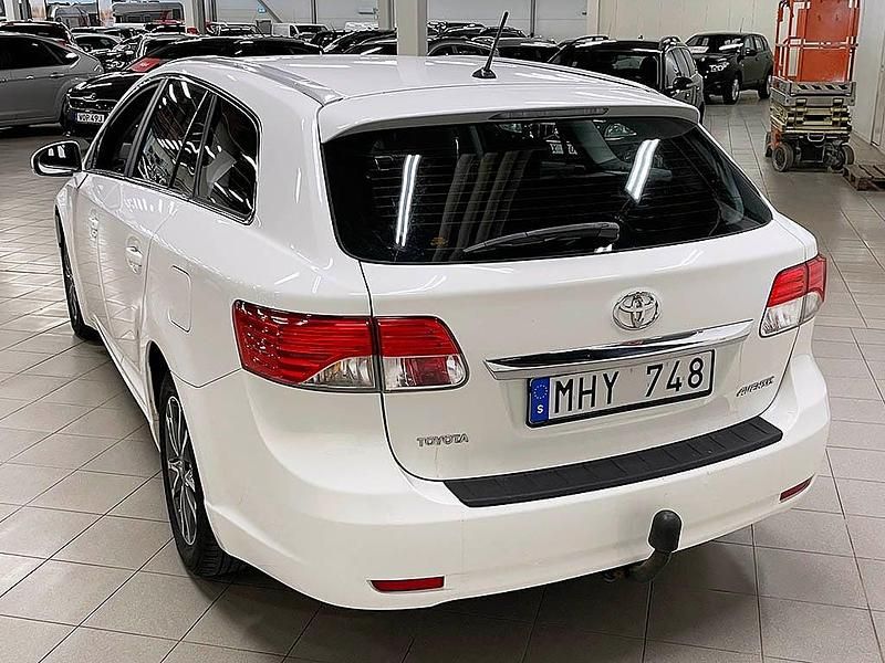 Begagnad Toyota Avensis 124 HK (91 kW) 2012 Vit Kombi