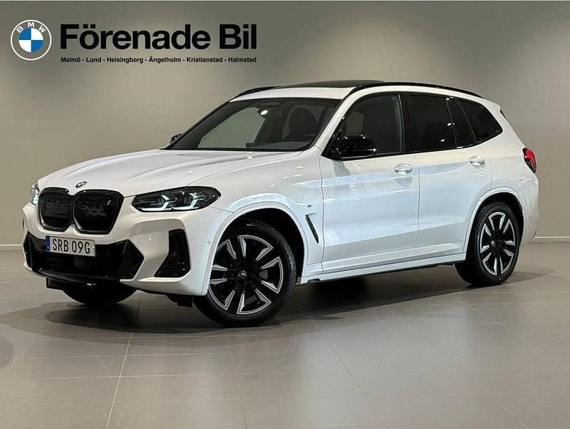 Vit Begagnad 2024 BMW iX3 Shadowline SUV | 559 000 kr (Marknadspris) - Bild 1/4