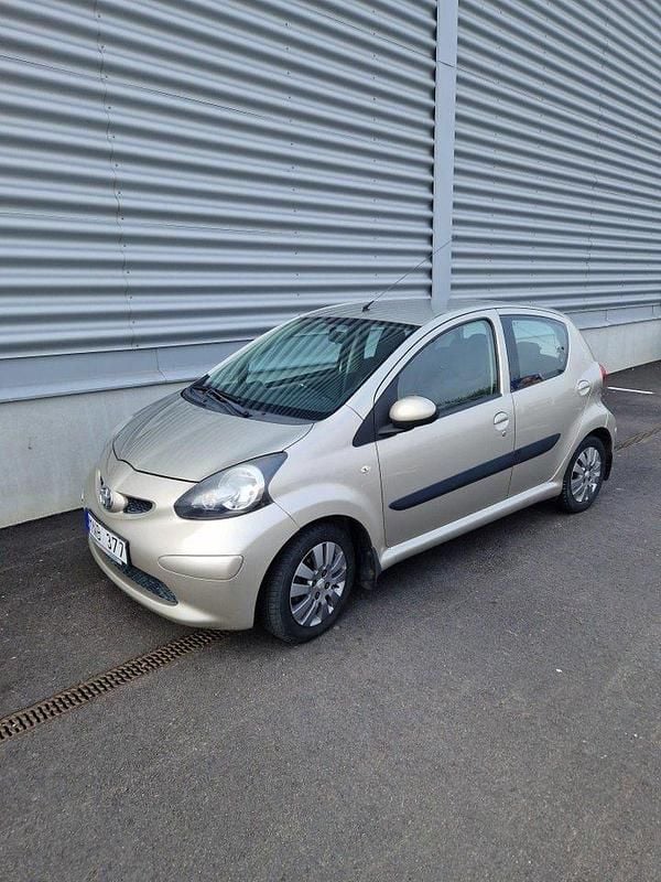 Brun Begagnad 2008 Toyota Aygo Halvkombi | 39 900 kr (Marknadspris) - Bild 1/4