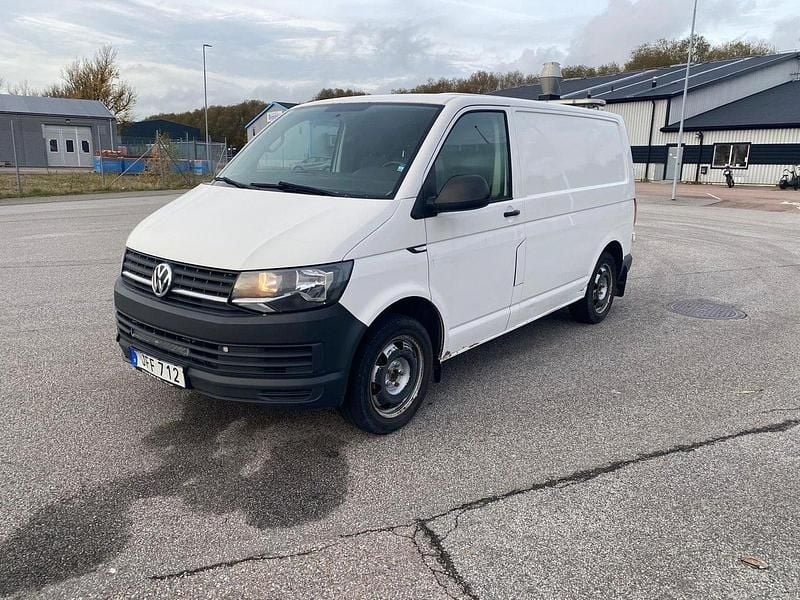 Vit Begagnad 2016 VW T6 Van | 69 900 kr (Superpris) - Bild 1/4