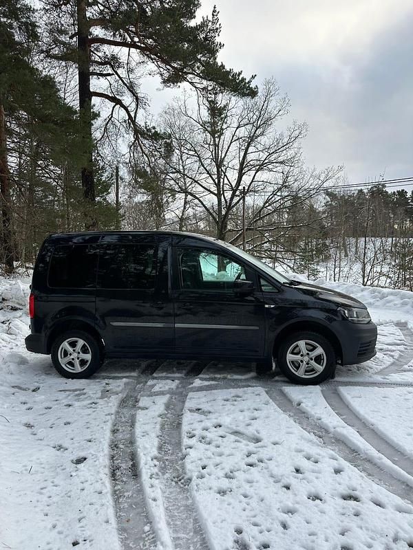 Begagnad VW Caddy 102 HK (75 kW) 2018 Minibuss