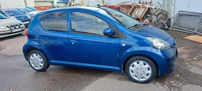 Mörkblå (blå) Begagnad 2008 Toyota Aygo Halvkombi | 24 300 kr (Bra pris) - Bild 1/4