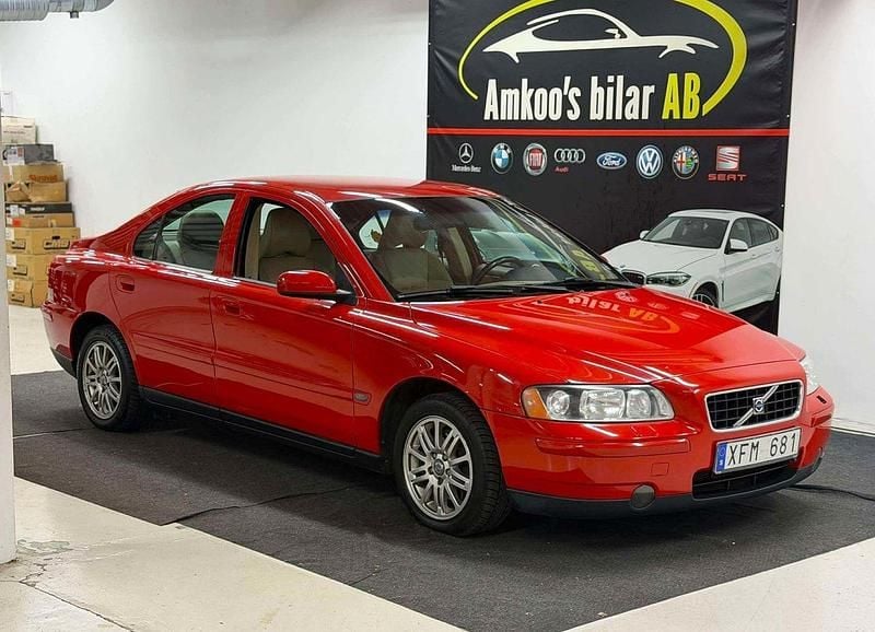 Röd Begagnad 2005 Volvo S60 Kinetic Sedan | 29 900 kr (Marknadspris) - Bild 1/4