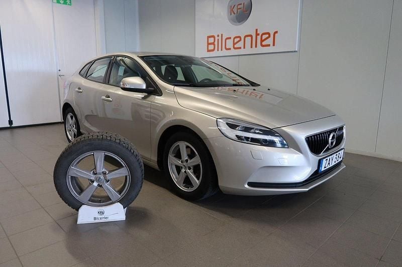Ljusbrun Begagnad 2017 Volvo V40 Kombi | 164 900 kr (Marknadspris) - Bild 1/3