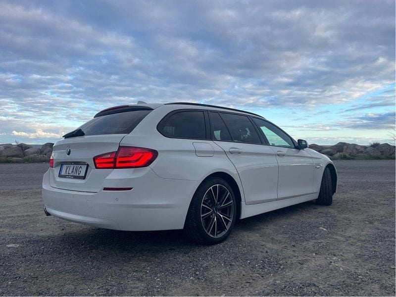 Vit Begagnad 2013 BMW 520 Sport Line Kombi | 129 000 kr (Marknadspris) - Bild 1/4