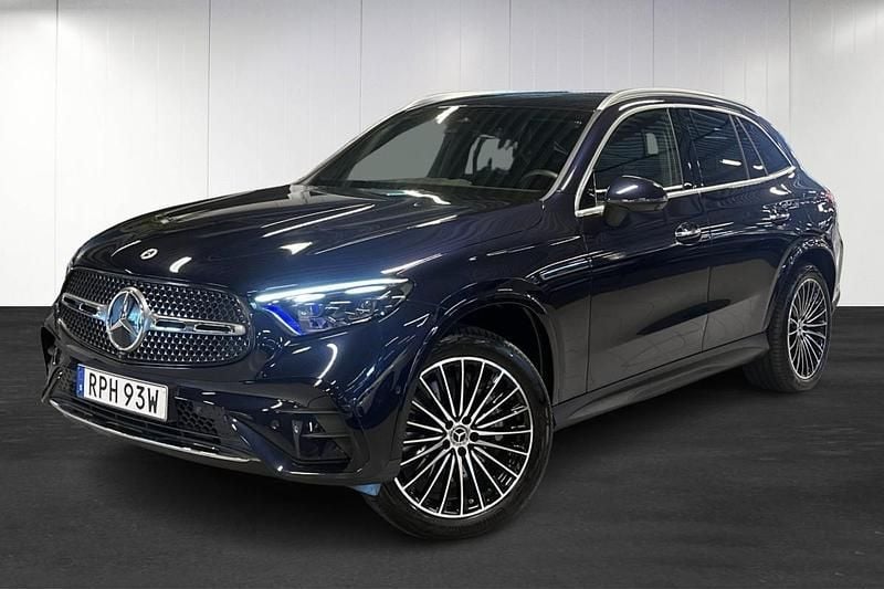 Mörkblå (blue) Begagnad 2024 Mercedes GLC300e SUV | 699 000 kr (Marknadspris) - Bild 1/4