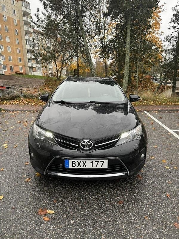 Svart Begagnad 2014 Toyota Auris Touring Sports Edition Kombi | 136 000 kr (Marknadspris) - Bild 1/4