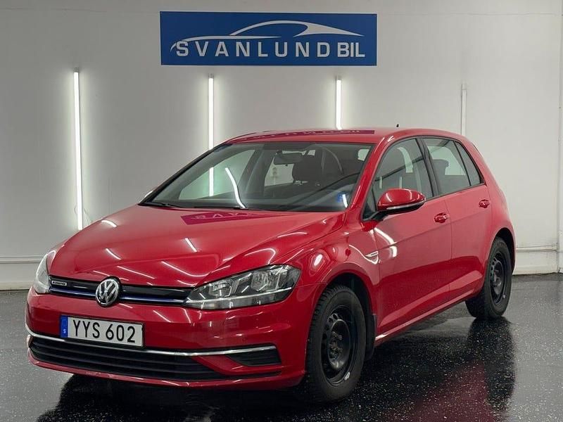 Röd Begagnad 2017 VW Golf VII Halvkombi | 154 800 kr (Lite dyr) - Bild 1/4