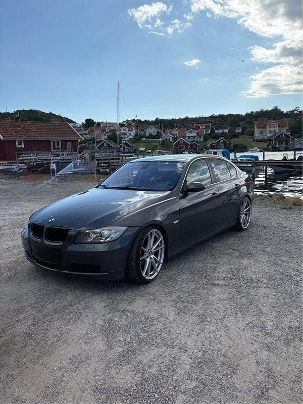 Grå Begagnad 2006 BMW 325 Advantage Sedan | 55 000 kr (Marknadspris) - Bild 1/4