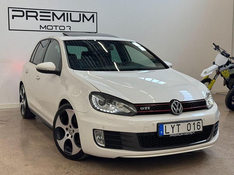 Vit Begagnad 2011 VW Golf VII GTI Halvkombi | 99 900 kr (Marknadspris) - Bild 1/4