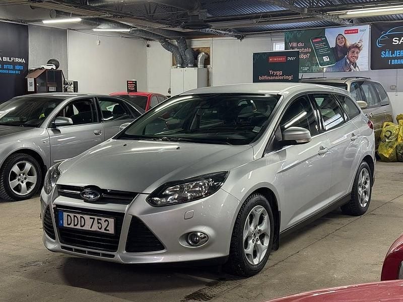 Begagnad Ford Focus Titanium 125 HK (91 kW) 2014 Grå Kombi