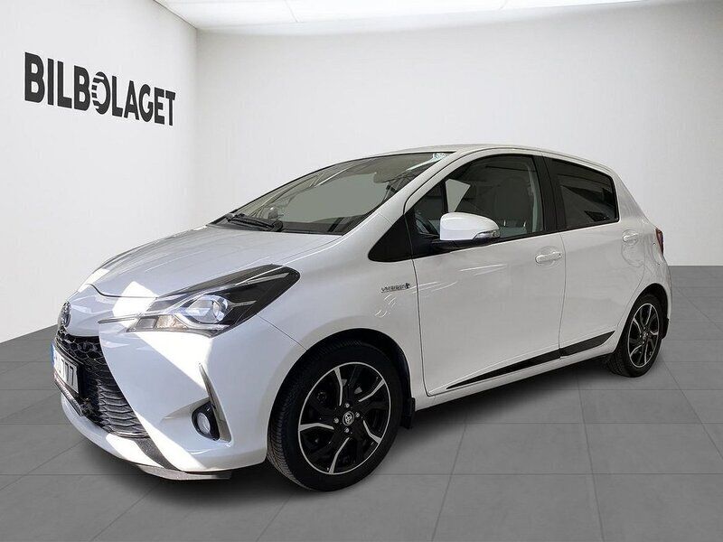 Vit Begagnad 2017 Toyota Yaris Hybrid Halvkombi | 159 800 kr (Bra pris) - Bild 1/4