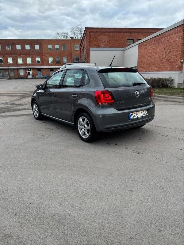 Grå Begagnad 2012 VW Polo Halvkombi | 50 000 kr (Marknadspris) - Bild 1/2
