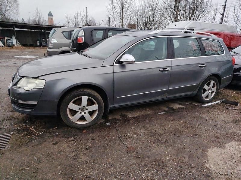 Ljusgrå (grå) Begagnad 2006 VW Passat Kombi | 6 500 kr (Superpris) - Bild 1/4