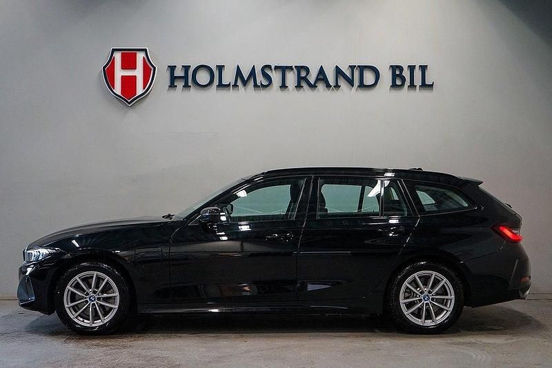 Svart Begagnad 2023 BMW 330e Shadowline Kombi | 394 900 kr - Bild 1/4