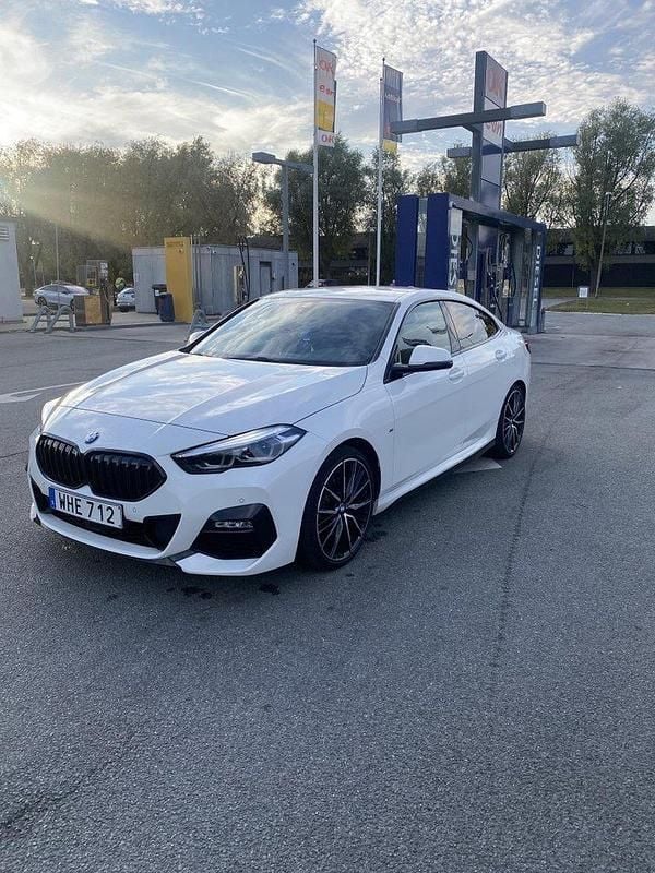 Vit Begagnad 2021 BMW 218 M Sport Sportkupé | 285 000 kr (Marknadspris) - Bild 1/4