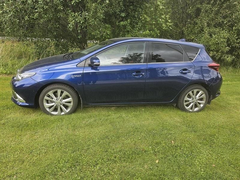 Blå Begagnad 2018 Toyota Auris Hybrid Executive Halvkombi | 195 000 kr (Marknadspris) - Bild 1/4