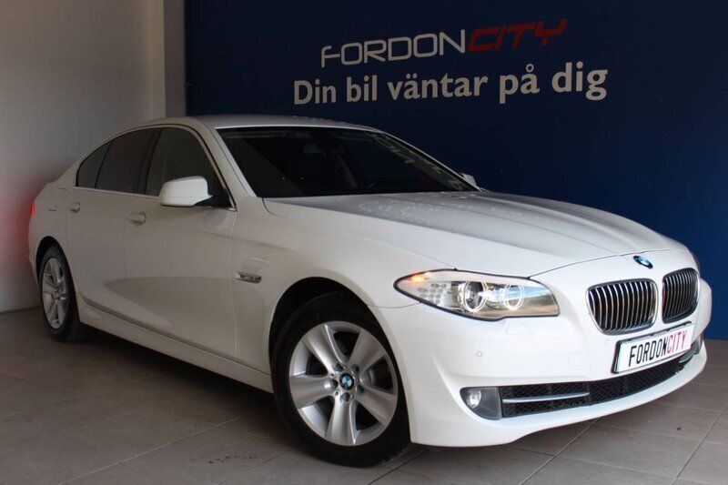 Vit Begagnad 2012 BMW 520 Sedan | 149 900 kr (Dyr) - Bild 1/4