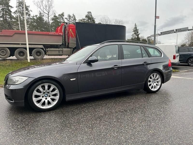 Begagnad BMW 325 197 HK (144 kW) 2007 Grå metallic Kombi
